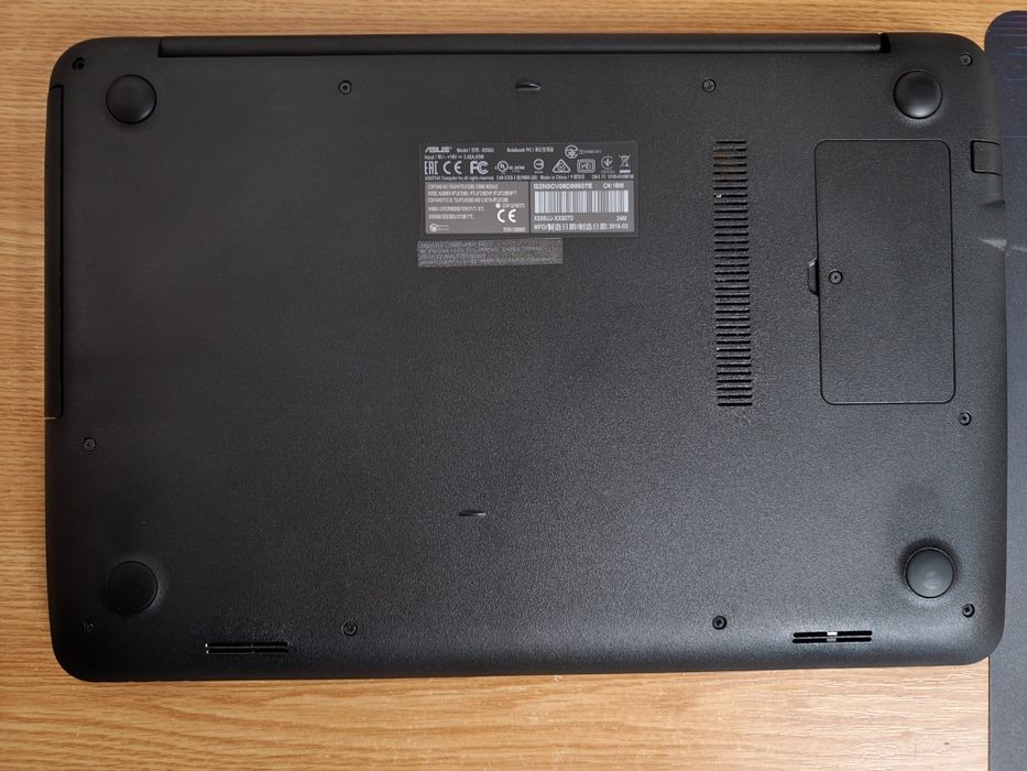 Laptop Asus X556U din 2016 cu Windows 10 instalat