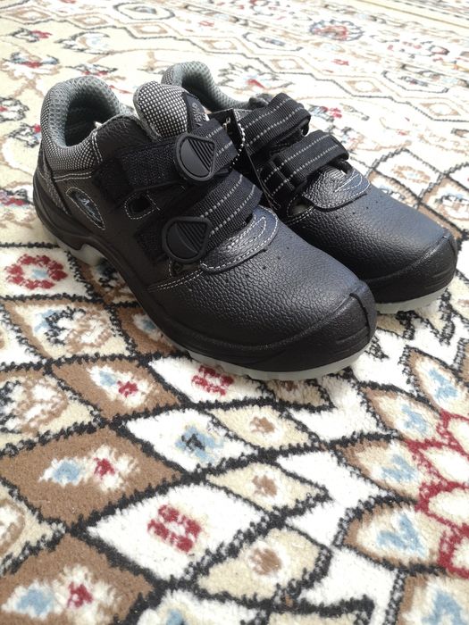 Новая рабочая обувь