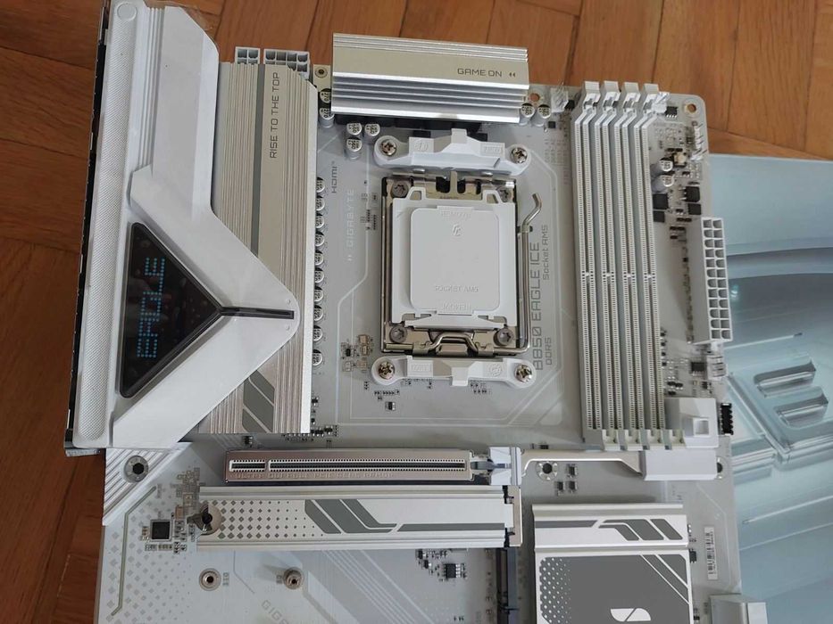 Ryzen 7 9800X3D + Gigabyte B850 Eagle ICE