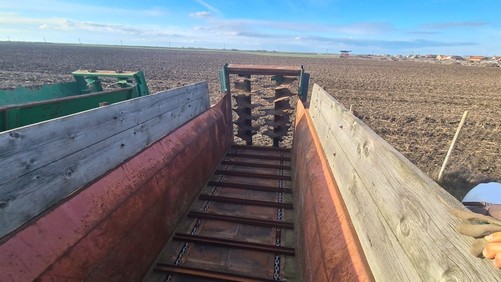 Remorca de împrăștiat gunoi Mig gunoi