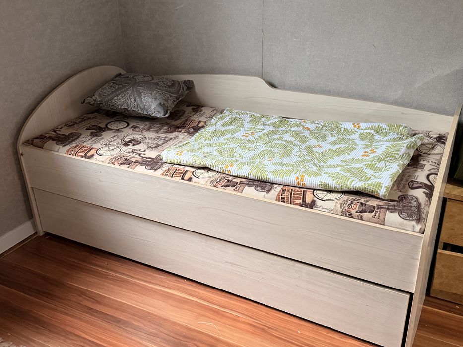 Шкаф для спални хорошим сост