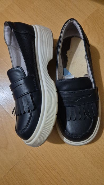 Отдам обувь для девочки 33 размер