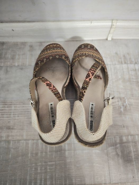 Босоножки на танкетке