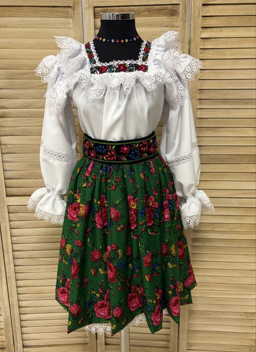 Costum traditional/popular pentru femei de Maramures autentic complet