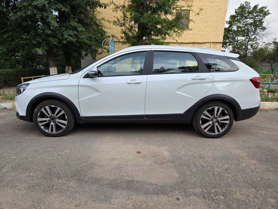 LADA Vesta SW Cross 2021 г.в., вариатор, пробег 7400 км, белая.