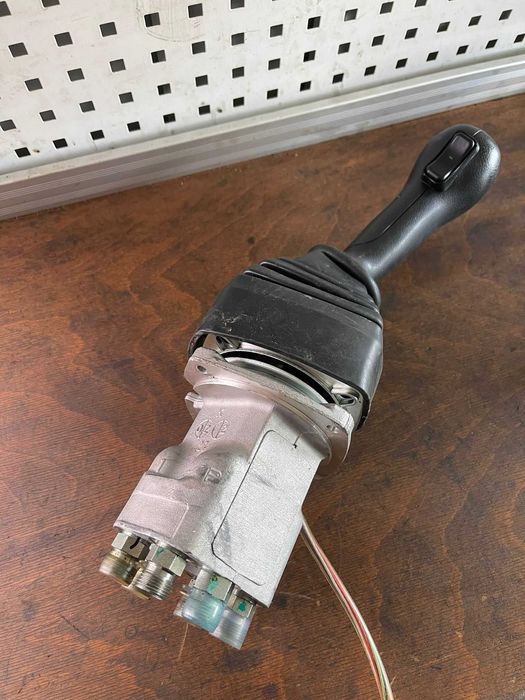 Joystick Excavator pe roti JCB