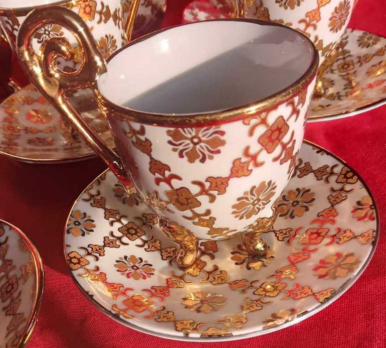 Сервиз за кафе с много позлата