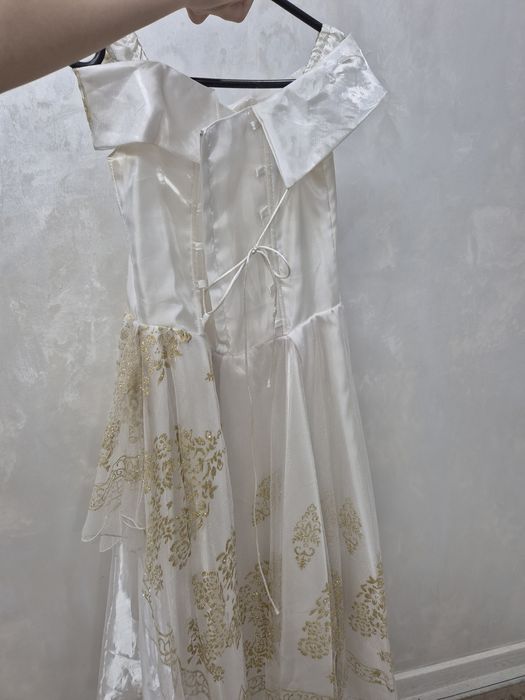 белое атласное платье с золотой вышивкой