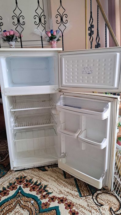 Хладилник Crown.