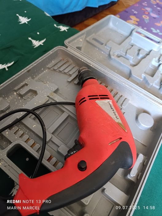 Vând bormașină 710w