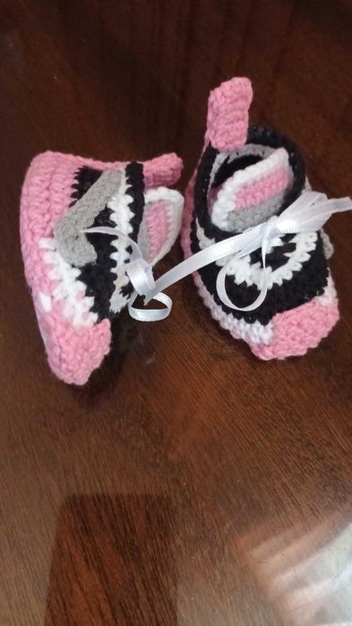 Бебешки маратонки изплетени на една кука