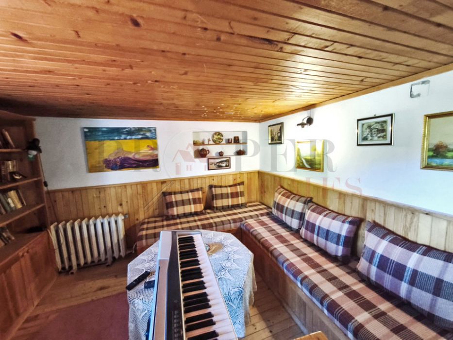 Продажба Къща гр. Елена - с. Донковци 280m² и двор 5880m²