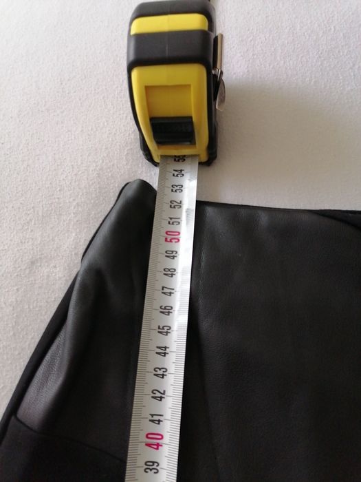 Дамска пола от изкуствена кожа.