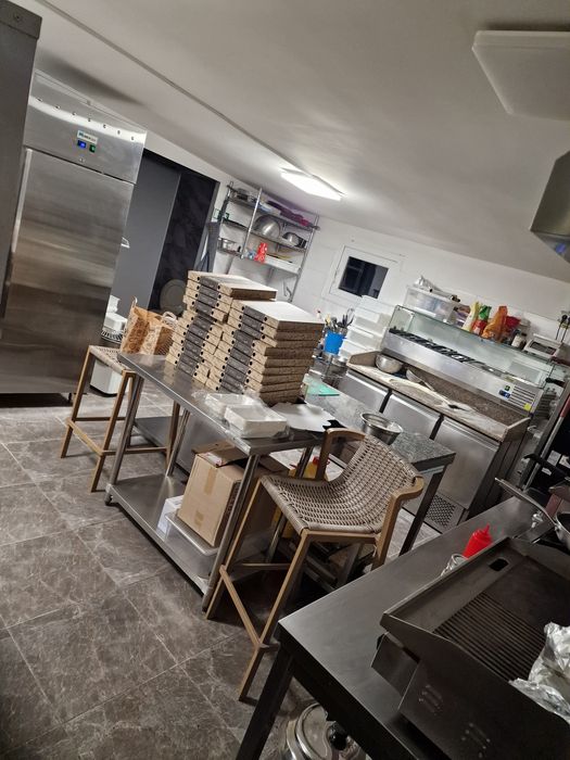 Afacere la cheie, pizzerie stradala complet utilata!