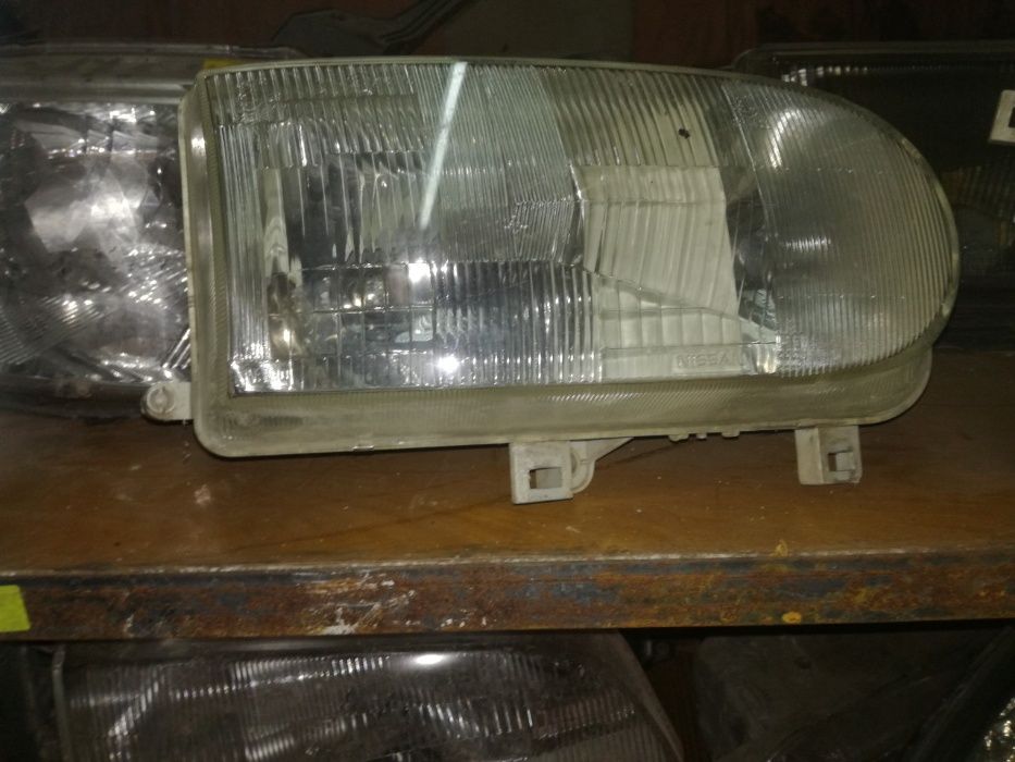 Фар за Нисан Серена