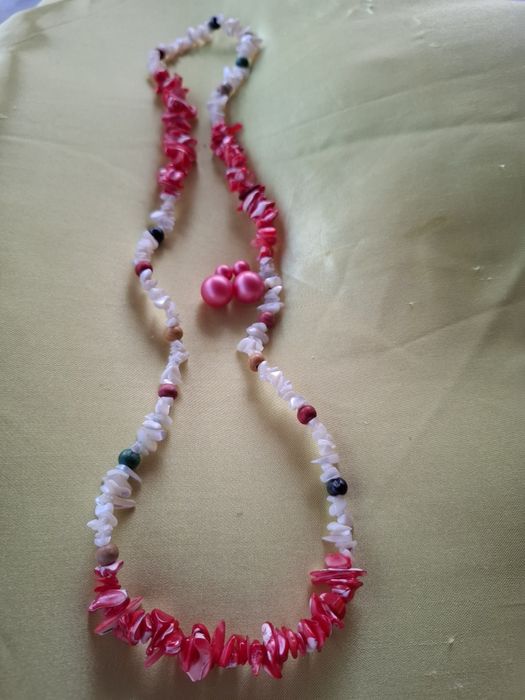 Set colier sidef rosu și alb 34 cm la dublu și cercei perle rosii