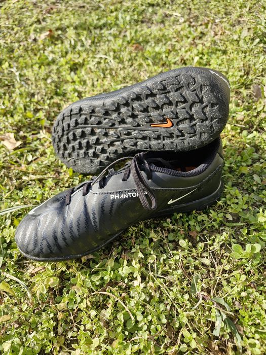 Ghete fotbal Nike Phantom GX

Marimea 36.5

Nu au fost