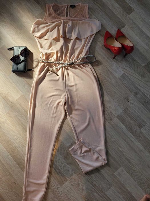 Reserved Salopeta roz cu volan frontal