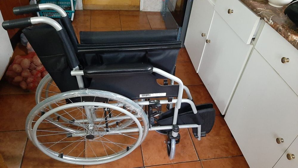 Fotoliu rulant cu antrenare manuala