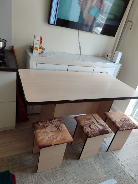 Стол с табуретками для кухни