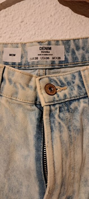 Vând blugi Bershka