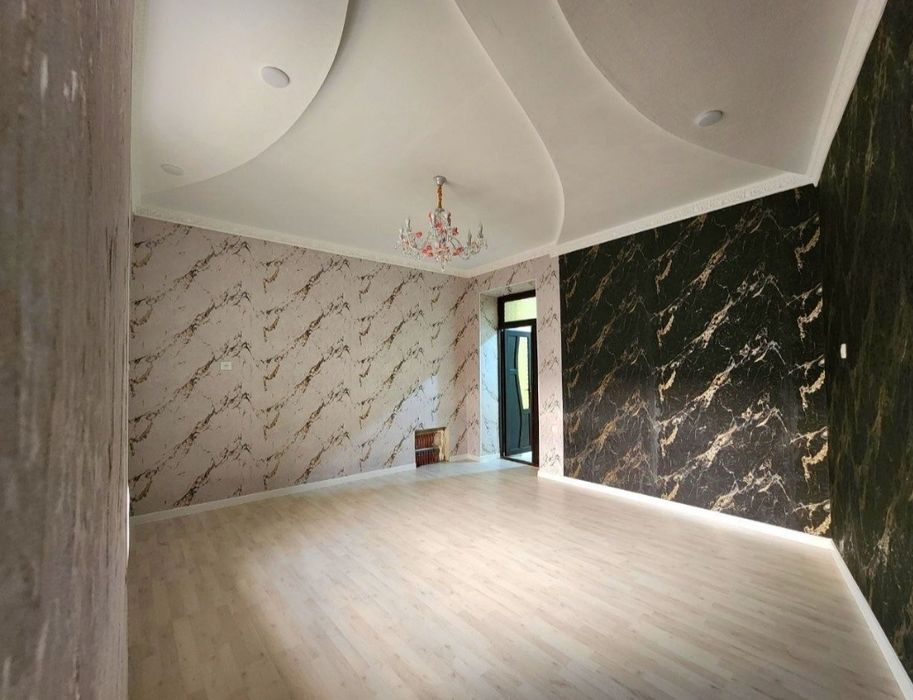 Поклейка обоев. Александр