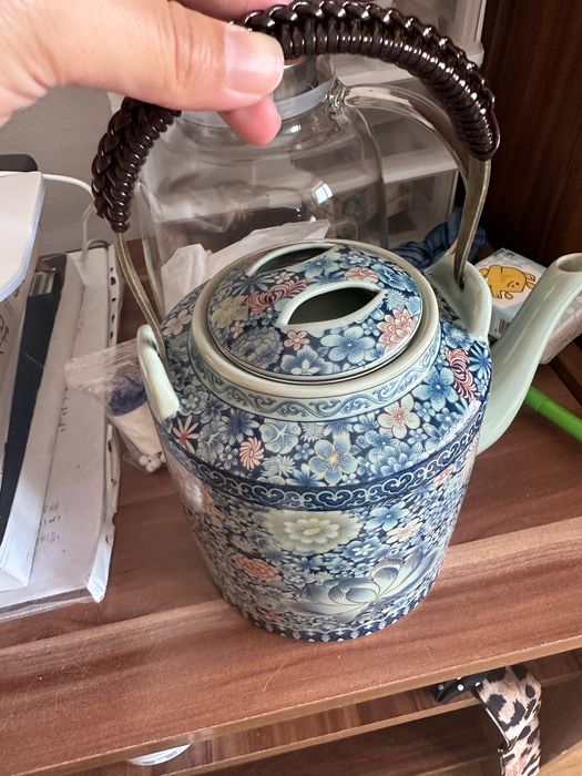 Îmbrăcăminte, cosmetice, accesorii și articole legate de femei și China.