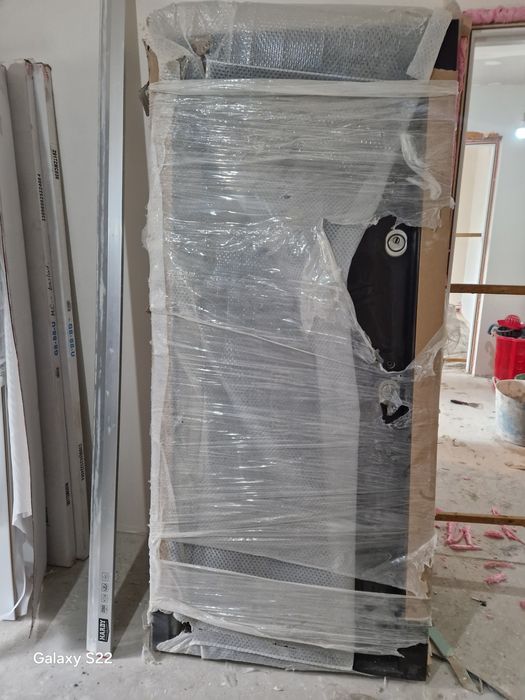 Vând usa întrare! Culoare  Wenge !Dimensiune  foaie usa  200 pe 88 !