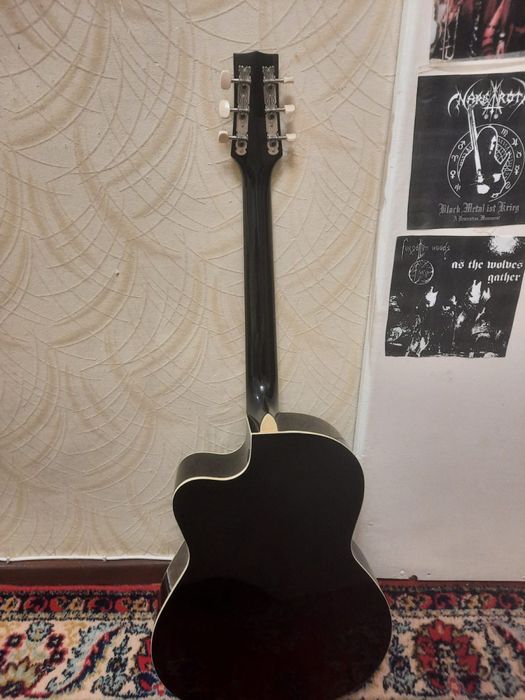 Гитара акустическая.