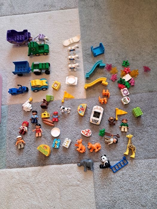 Lego duplo cu o cutie intreaga