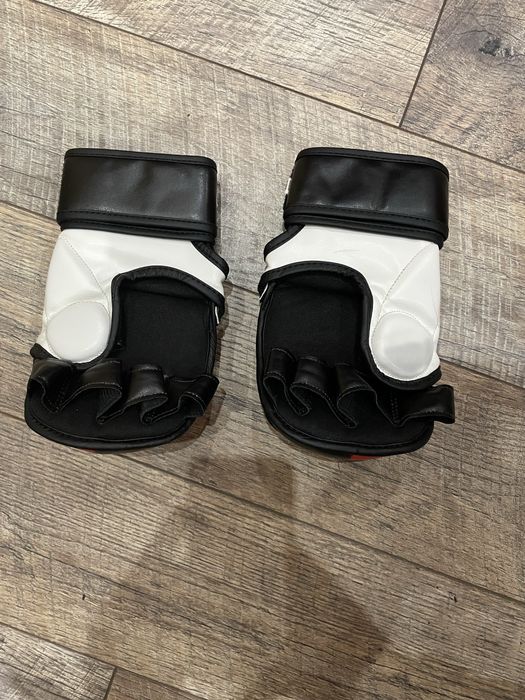 Боксови ръкавици чорапи и протектори на Venum Evo