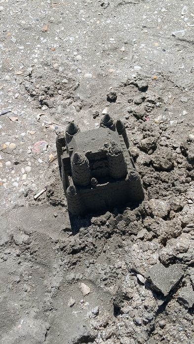 Vand castel de nisip facut maine.