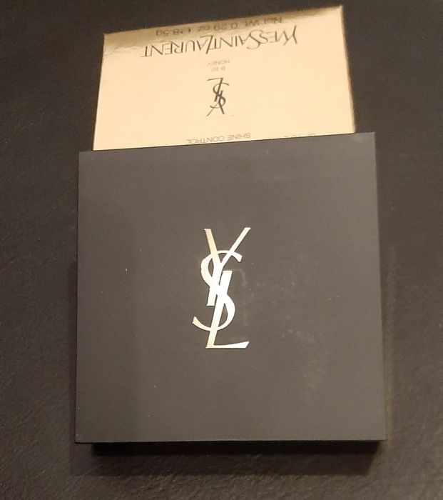 Суха пудра на марката Ives Saint Laurent