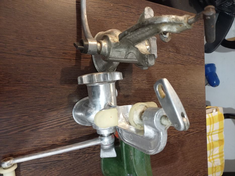 Vând mașini de tocat ,Flacăra vechi.