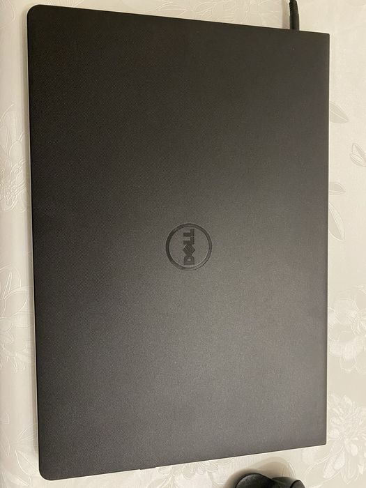 Лаптоп Dell/i7 8550u/8GB DDR4/Radeon 520 2GB GDDR5/256GB SSD