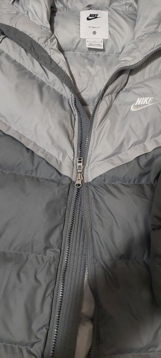 Продавам зимно мъжко яке Nike