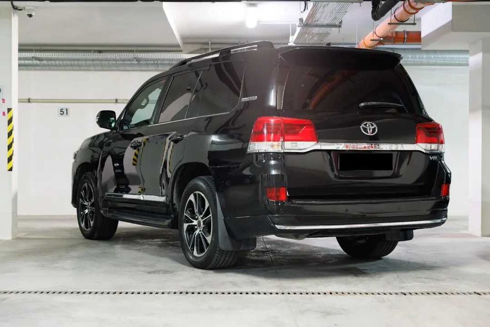 Toyota Land Cruiser 200, V8 - 5.7 L.
