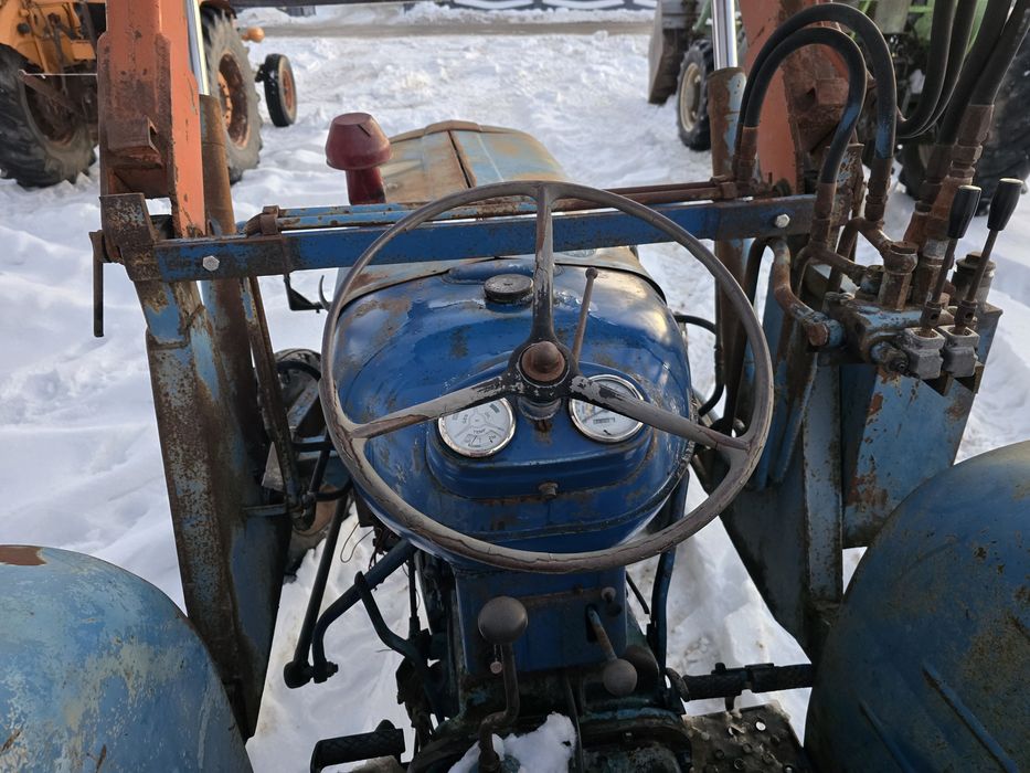 Tractor cu încărcător. Ford fordson.