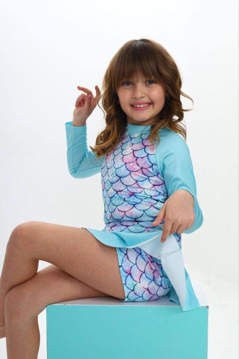 Купальники для детей и полотенце.