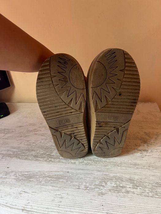 Плюшени бежови боти с нашити блестящи камъни и перли 38 номер с плюш