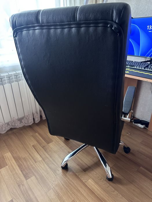 Кожаное удобное кресло