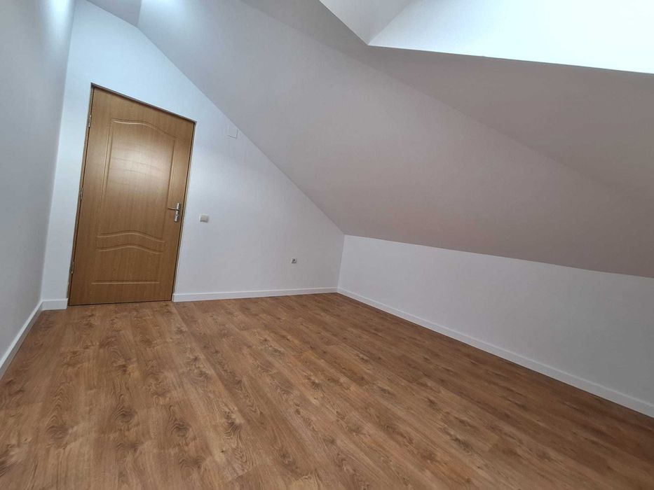 Persoană fizică vând apartament tip mansardă 3 dormitorare + living cu bucatarie open space, situat pe Strada Florilor