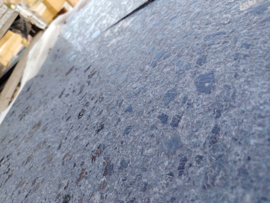 Гранит с повърхност кожа