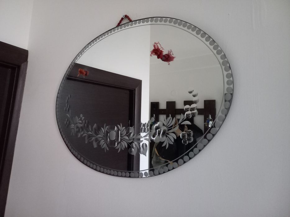 2 oglinzi de perete cu ornamente gravate, in stare foarte bunaa.