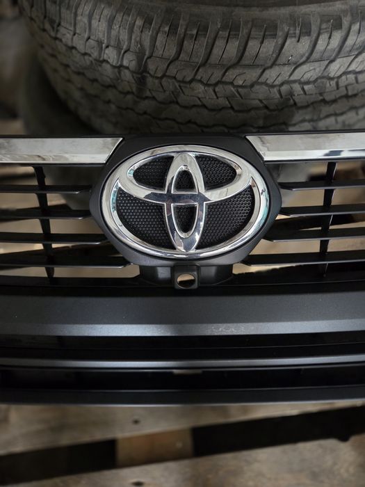 Оригинальная решетка от Toyota Hilux 8 поколения, новая