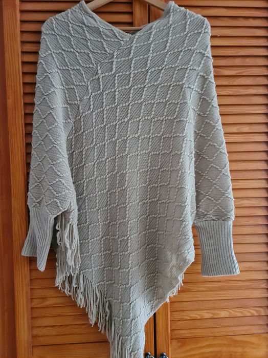 Дамско плетено пончо с ръкав