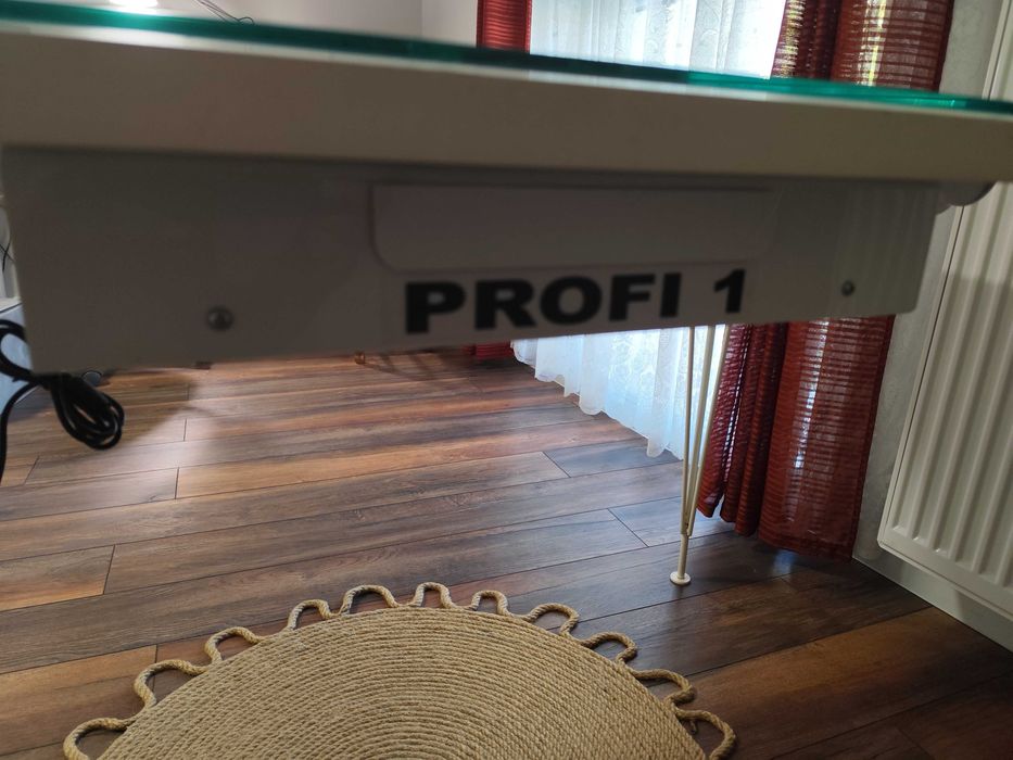 Маса за маникюр с  прахоуловител и лампа