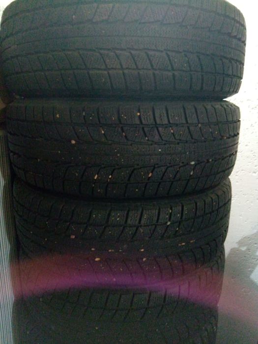 Продам зимнюю резину лепучку