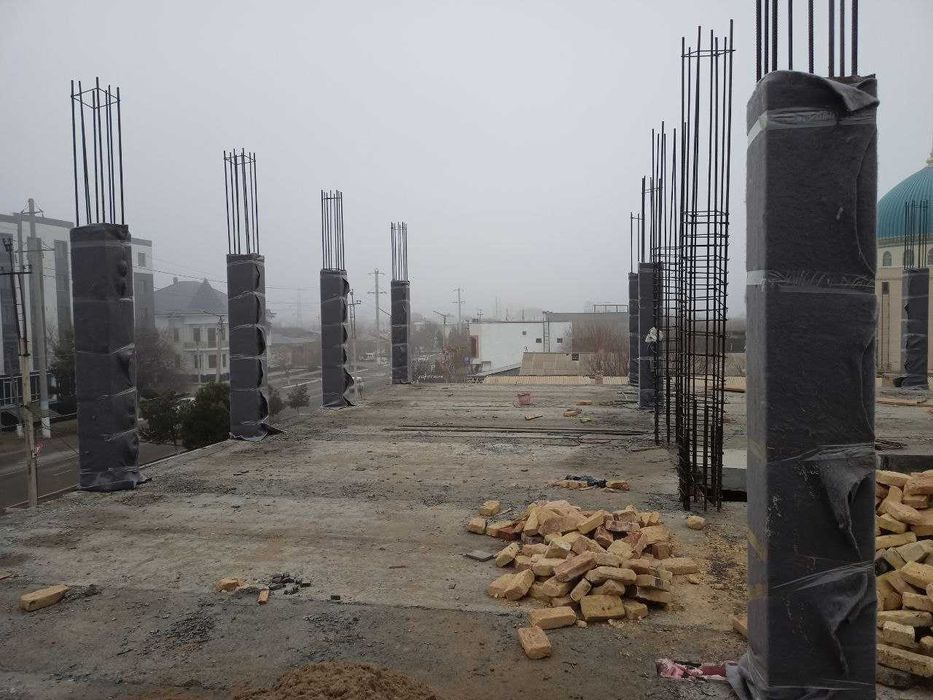 Продаются квартиры и магазины в центре Кагана вдоль дороги.