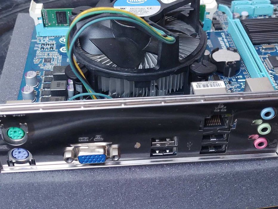 Дънo Gigabyte GA-H61M-DS2 с Intel Pentium G2030 + охладител + 4GB DDR3